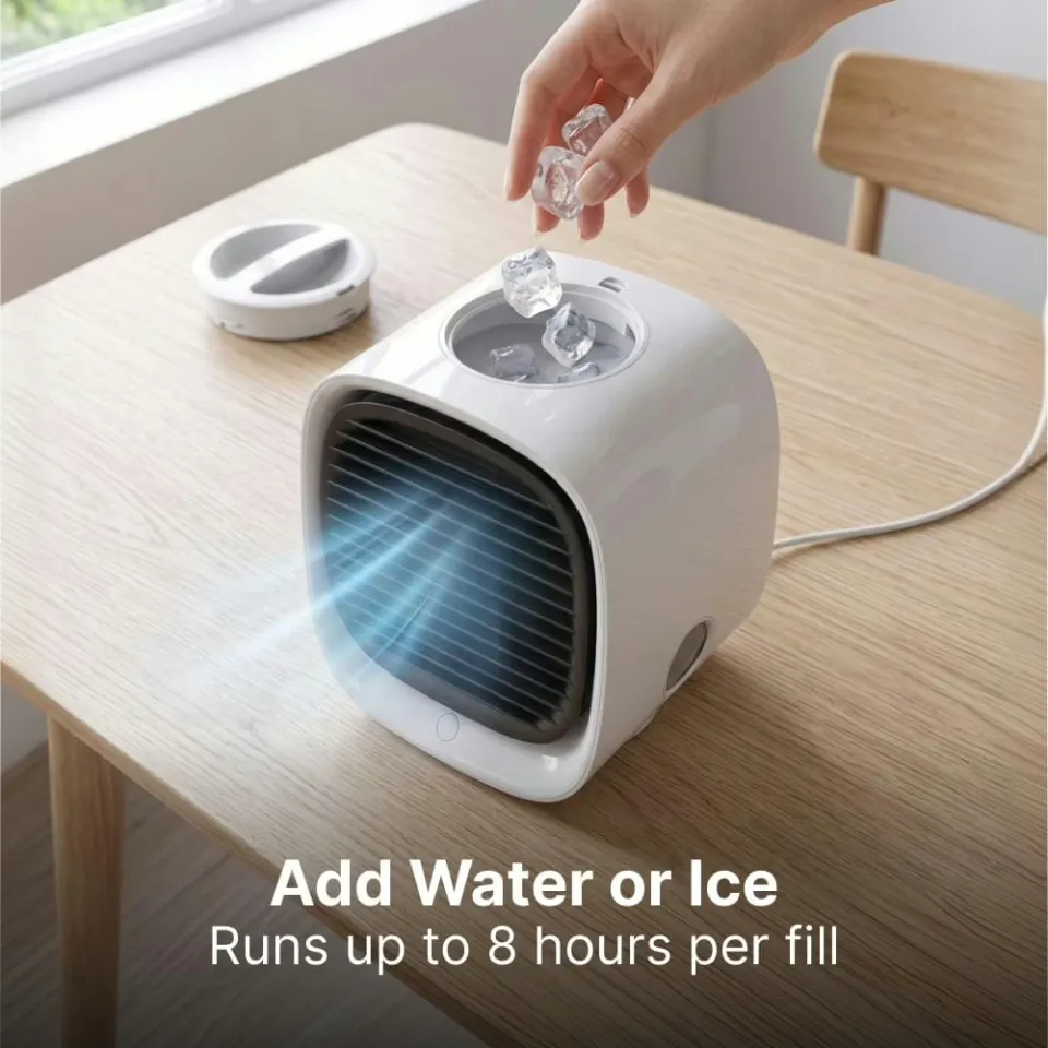 Una mano versa cubetti di ghiaccio nel serbatoio d'acqua aperto di AiraBreeze appoggiato su un tavolo di legno &mdash; con acqua o ghiaccio, un pieno dura fino a 8 ore